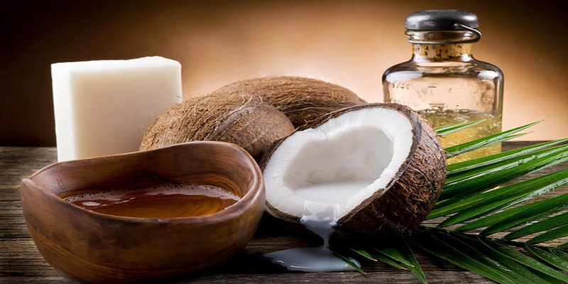 Dầu dừa chứa chất axit béo, vitamin E giúp dưỡng ẩm làn da tuyệt vời